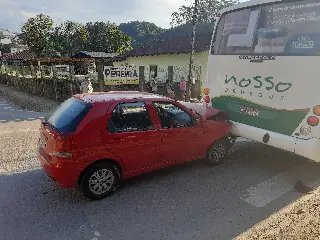 (VÍDEO) Colisão entre carro e ônibus mobiliza bombeiros no Poço Fundo - 5