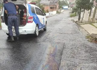 Óleo na Rua Manoel Machado deixa trecho perigoso para tráfego - 3