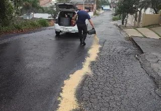 Óleo na Rua Manoel Machado deixa trecho perigoso para tráfego - 2