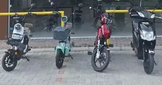 (VÍDEO) Criminosos furtam cinco motos e dois patinetes elétricos em loja  - 1