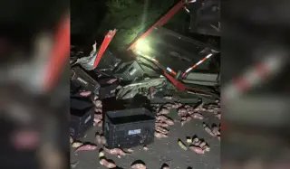 Carro fica irreconhecível após colisão com caminhão em SC - 3