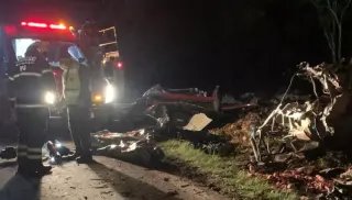 Carro fica irreconhecível após colisão com caminhão em SC - 2