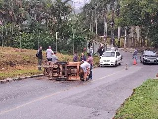 (VÍDEO) Empilhadeira tomba sobre condutor no Rio Branco - 1