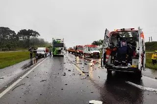 Motorista morre após colisão entre carro e caminhão em SC - 1