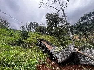 Motorista morre após caminhão despencar de ribanceira e ser esmagado pela carga - 1