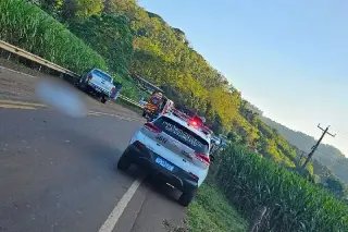 Motociclista morre em colisão e moto fica ‘cravada’ em carro  - 1