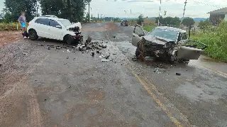 Mulher morre após grave colisão entre dois carros - 1
