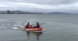Cadela Zaara e sargento De Souza participam de simulado de resgate em Florianópolis - 1
