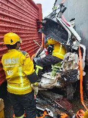 Grave acidente deixa carro irreconhecível na BR-470 - 3