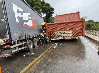 Grave acidente deixa carro irreconhecível na BR-470 - 1