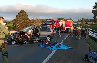 Homem morre preso às ferragens após grave acidente com três carros - 1