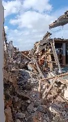 Máquina de grande porte cai sobre casas e assusta moradores - 2