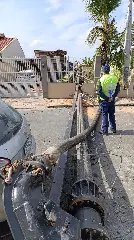 Máquina de grande porte cai sobre casas e assusta moradores - 1