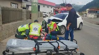 Carro bate em poste na Rua Padre Antônio Eising - 5