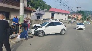 Carro bate em poste na Rua Padre Antônio Eising - 2
