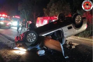 Idosos ficam feridos após colidirem contra um caminhão e capotar logo em seguida  - 1