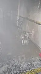 Autopropelido pega fogo em garagem e danifica carro  - 2