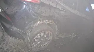 Autopropelido pega fogo em garagem e danifica carro  - 1