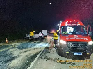 Colisão frontal deixa três feridos na rodovia Ivo Silveira - 2