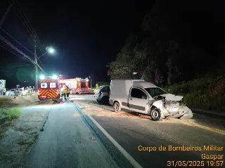 Colisão frontal deixa três feridos na rodovia Ivo Silveira - 1