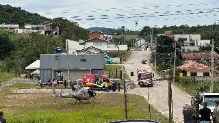 Homem fica preso às ferragens após colisão entre caminhão e carreta - 1