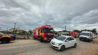 Homem fica preso às ferragens após colisão entre caminhão e carreta - 2