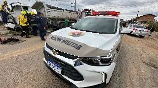 Homem fica preso às ferragens após colisão entre caminhão e carreta - 3