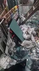 Jovem é resgatado após ser esmagado por placas de vidro de 500 kg - 1