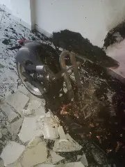Moto elétrica pega fogo dentro da garagem de residência - 10