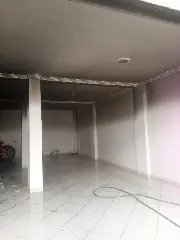 Moto elétrica pega fogo dentro da garagem de residência - 1