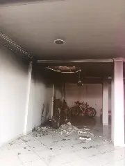 Moto elétrica pega fogo dentro da garagem de residência - 2