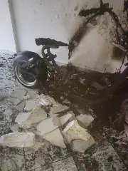 Moto elétrica pega fogo dentro da garagem de residência - 6