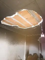 Moto elétrica pega fogo dentro da garagem de residência - 4