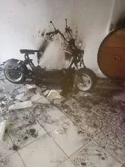 Moto elétrica pega fogo dentro da garagem de residência - 5