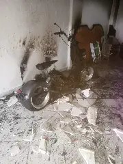 Moto elétrica pega fogo dentro da garagem de residência - 3