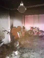Moto elétrica pega fogo dentro da garagem de residência - 8