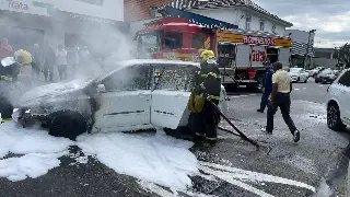 (VÍDEO) Carro pega fogo no Centro e motorista diz só ter ouvido um "estouro" - 5