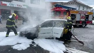 (VÍDEO) Carro pega fogo no Centro e motorista diz só ter ouvido um "estouro" - 7