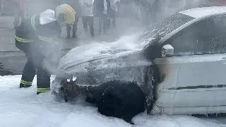 (VÍDEO) Carro pega fogo no Centro e motorista diz só ter ouvido um "estouro" - 4