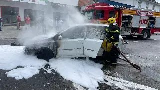 (VÍDEO) Carro pega fogo no Centro e motorista diz só ter ouvido um "estouro" - 3