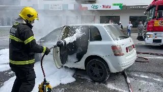 (VÍDEO) Carro pega fogo no Centro e motorista diz só ter ouvido um "estouro" - 6