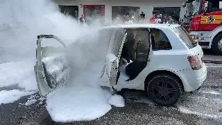 (VÍDEO) Carro pega fogo no Centro e motorista diz só ter ouvido um "estouro" - 1