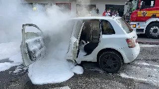 (VÍDEO) Carro pega fogo no Centro e motorista diz só ter ouvido um "estouro" - 2