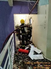 Bombeiros usam 15 mil litros de água para conter fogo em casa de dois andares - 2