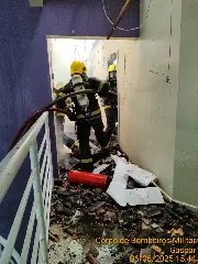 Bombeiros usam 15 mil litros de água para conter fogo em casa de dois andares - 3