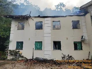 Bombeiros usam 15 mil litros de água para conter fogo em casa de dois andares - 1