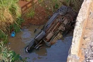 Motorista de Canelinha morre após caminhonete despencar de ponte em SC - 1