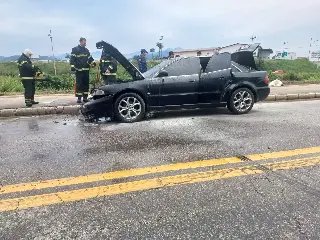 Princípio de incêndio em carro é controlado por caminhoneiros em Brusque - 1