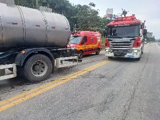 Princípio de incêndio em carro é controlado por caminhoneiros em Brusque - 2