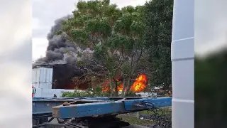 Galpão pega fogo próximo ao aeroporto de Navegantes - 1